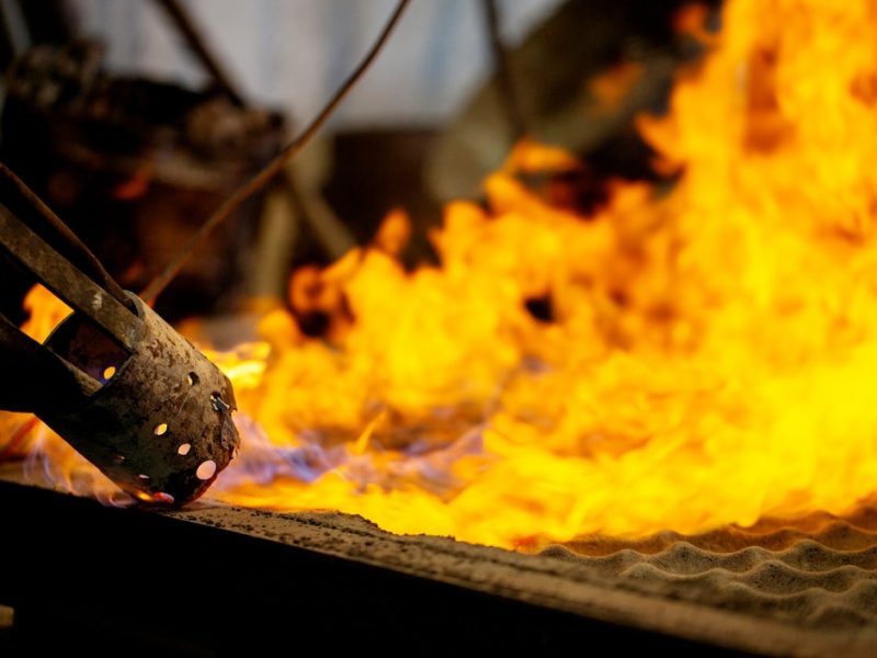 Jak proces obróbki cieplnej wpływa na wytrzymałość i twardość stali?
