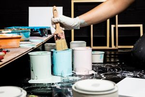 Jak prawidłowo wybrać i zastosować farby do remontu domu?